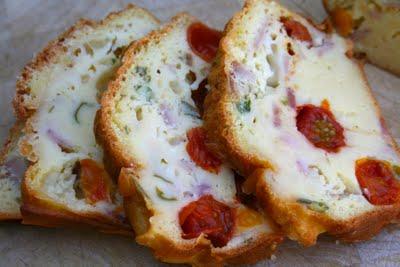 CAKE ULTRA LIGTH AUX TOMATES CERISES, MOZARELLA ET JAMBON