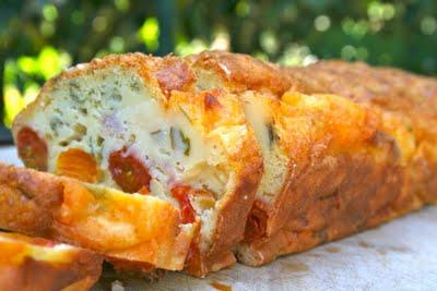 CAKE ULTRA LIGTH AUX TOMATES CERISES, MOZARELLA ET JAMBON