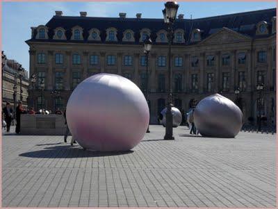 Des perles de Tahiti envahissent la Place Vendôme