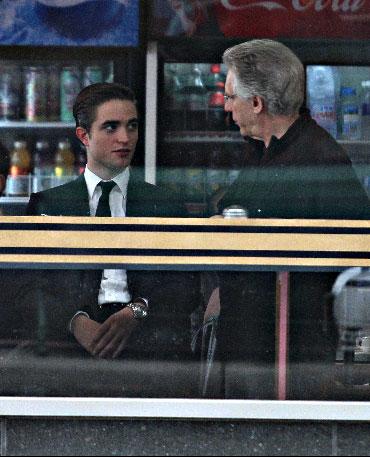 Robert Pattinson tourne dans un restaurant à Toronto