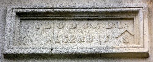 Une inscription avec l'équerre et le compas à Saint-Sardos (47)