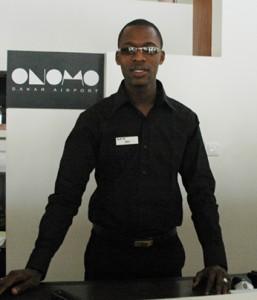 Portrait d’Ismaël Ben Diaby, chef de réception à Onomo Hotel Dakar