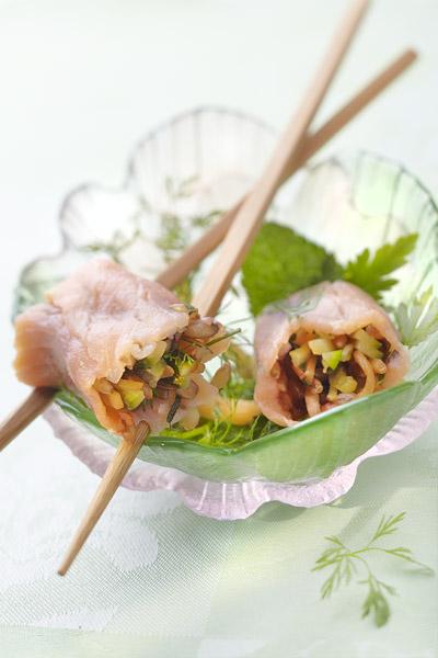 Rouleau de saumon aux nèfles, poire asiatique, courgettes et herbes