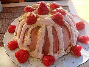 LES VOTES SONT OUVERS Charlotte aux biscuits roses, fraises et crème pistaches f