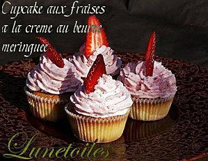 LES VOTES SONT OUVERS Cupcake aux fraises à la crème au beurre meringuée