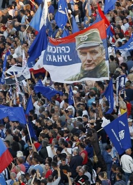 Une foule de 7000 à 10000 supporteurs serbes de Mladic