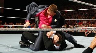 The Awesome attaque Alex Riley son ex employé lors du Raw du 30 mai 2011