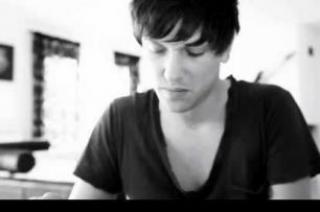 394396allaloneestcequunjour306x2031