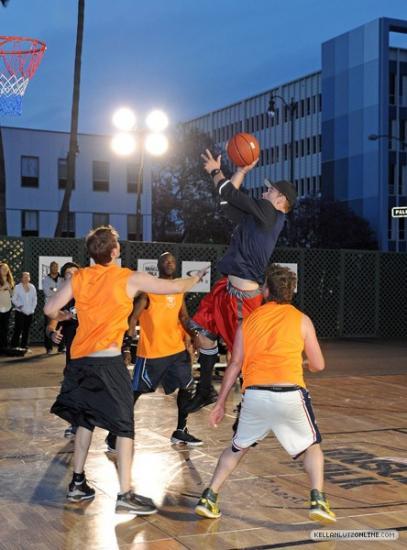 Kellan Lutz se fait une petite partie de Basket Ball