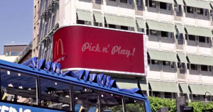McDo Pick n Play3 300x158 Un billboard interactif pour Mc Donalds : Pick n Play