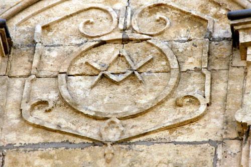 Un emblème avec l'équerre et le compas entrecroisés sur une maison d'Issigeac (24)