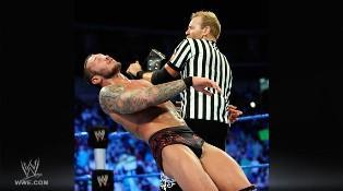 Alors qu'il arbitre le combat entre Randy Orton et Sheamus, Christian attaque The Viper