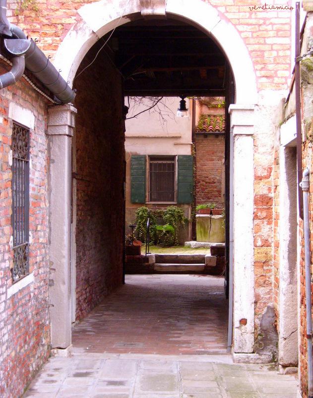 Venise, le lieu du monde où le temps fuit du pas le plus léger, s'envole de l'aile la plis insaisissable.( Henri de Régnier)