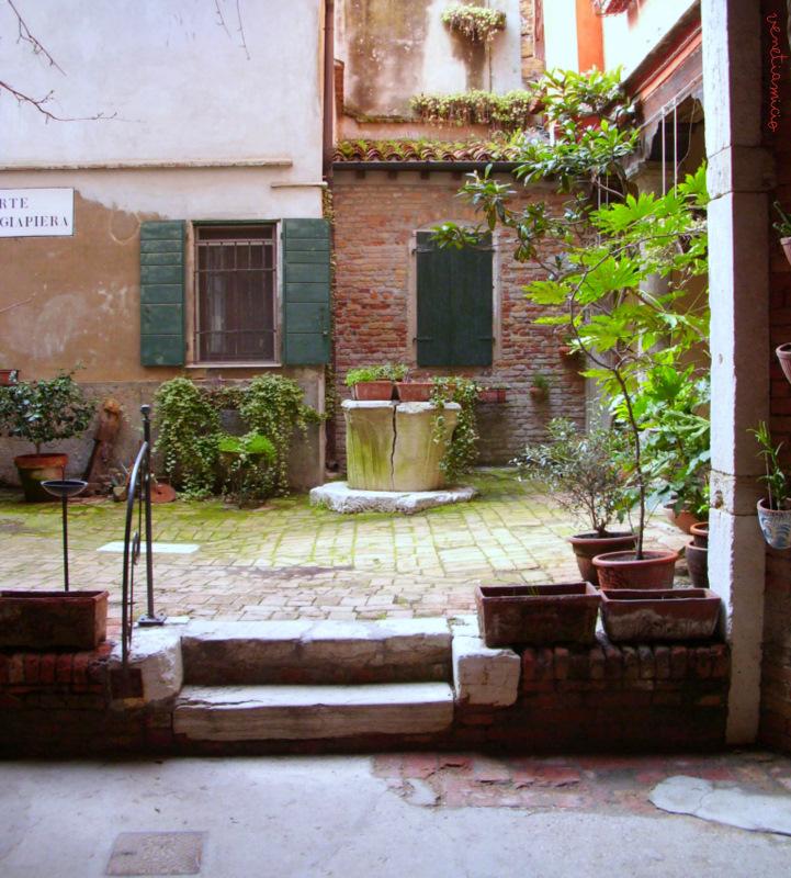 Venise, le lieu du monde où le temps fuit du pas le plus léger, s'envole de l'aile la plis insaisissable.( Henri de Régnier)