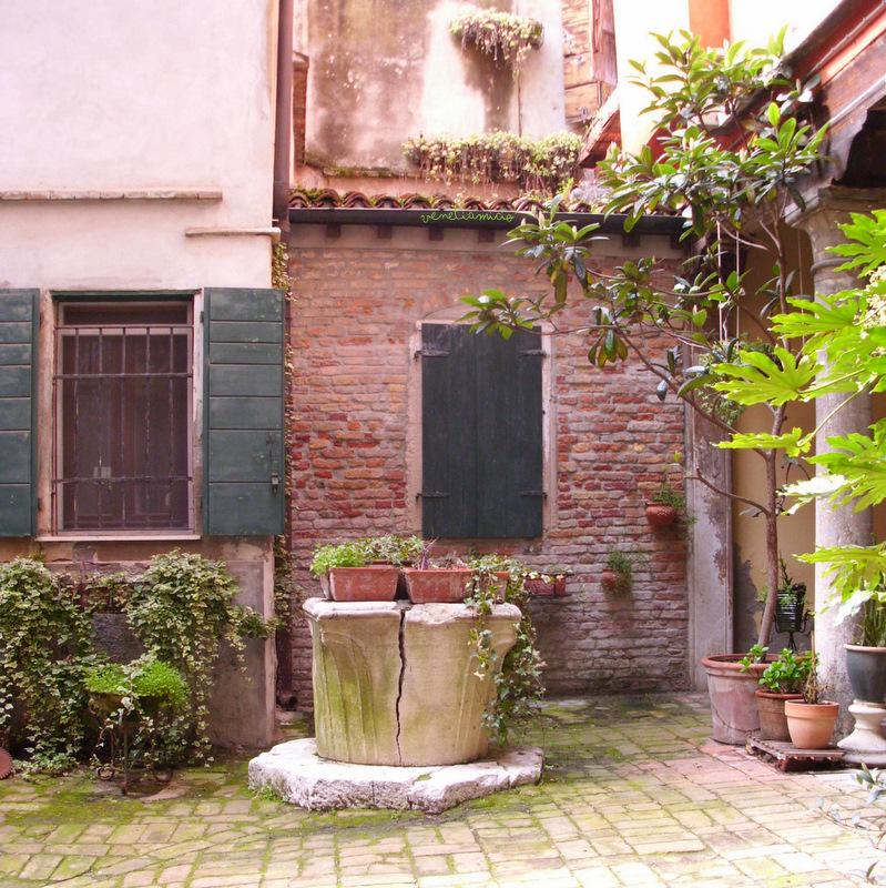 Venise, le lieu du monde où le temps fuit du pas le plus léger, s'envole de l'aile la plis insaisissable.( Henri de Régnier)