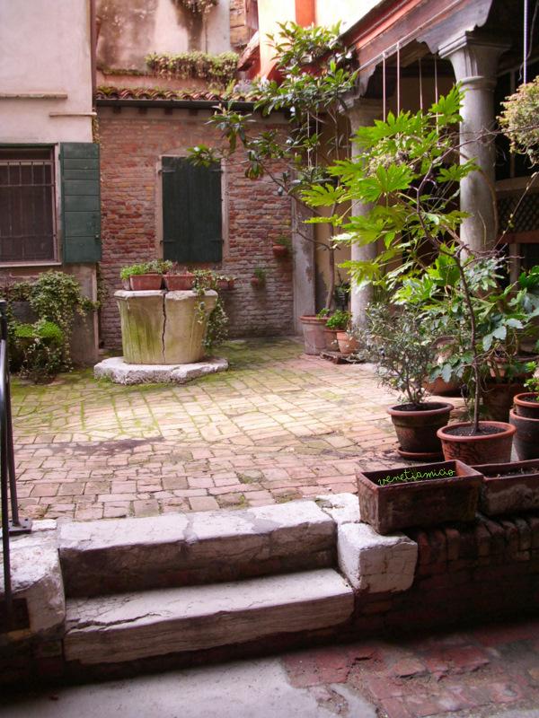 Venise, le lieu du monde où le temps fuit du pas le plus léger, s'envole de l'aile la plis insaisissable.( Henri de Régnier)