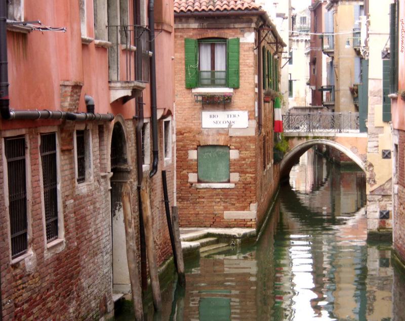 Venise, le lieu du monde où le temps fuit du pas le plus léger, s'envole de l'aile la plis insaisissable.( Henri de Régnier)