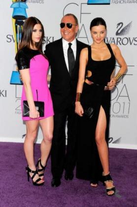 Ashley Greene magnifique en rose fuchsia et noir