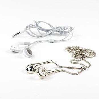 Des oeuvres de designers autour du cou