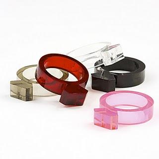 Des oeuvres de designers autour du cou