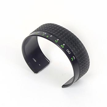 Des oeuvres de designers autour du cou