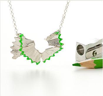 Des oeuvres de designers autour du cou