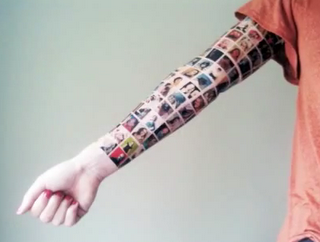 Un tatouage social : 152 amis Facebook sur son bras !