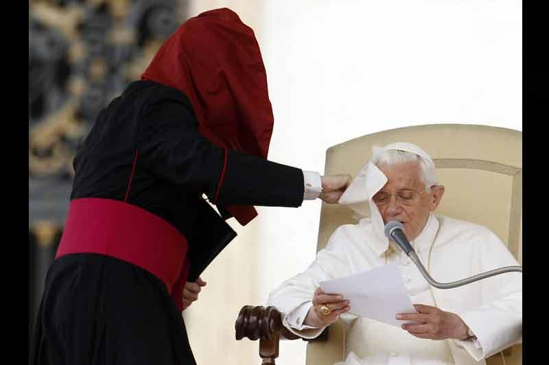 Ni le vent, ni l’évêque Patrick Foley n’ont perturbé le pape Benoit XVI, lors de l’audience générale hebdomadaire qu’il a donné place Saint Pierre de Rome, mercredi 8 juin.