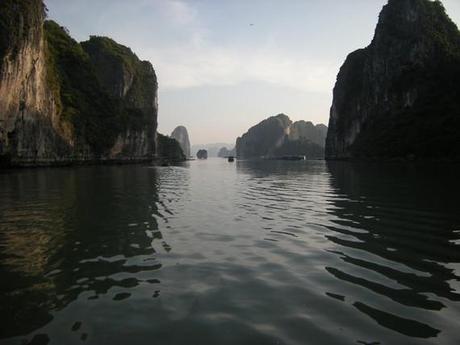 La baie d'Ha Long, un dédale de rochers comme suspendus sur l'eau