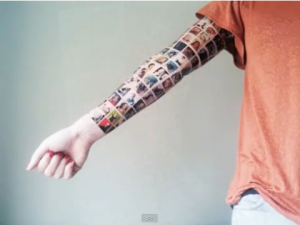 Social tatoo : elle se tatoue les photos de ses amis Facebook