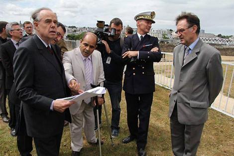 Le ministre de la Culture, Frédéric Mitterrand, a pris connaissance du projet de monument à « l'inconnu de Vanikoro », hier, lors d'une visite au château de Brest.