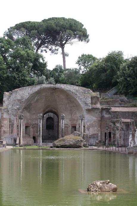 Villa adriana canope Le Canope : bassin représentant le canal antique qui reliait Alexandrie et la ville de Canope