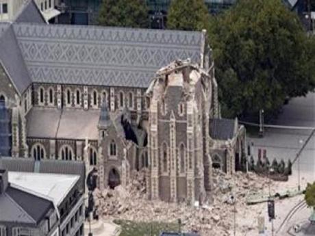 Un fort séisme de magnitude 6.0 secoue Christchurch  et le Canterbury, sur l'Île du Sud, en Nouvelle Zélande.