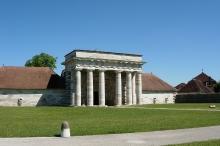 2009-06-13-arcetsenans-salineroyale-batimentgardes01