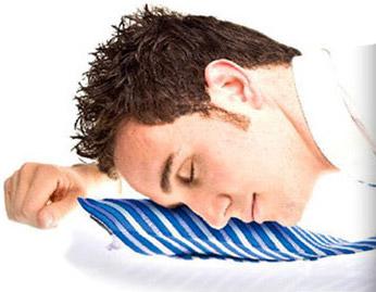 pillow tie Une cravate gonflable pour dormir au boulot