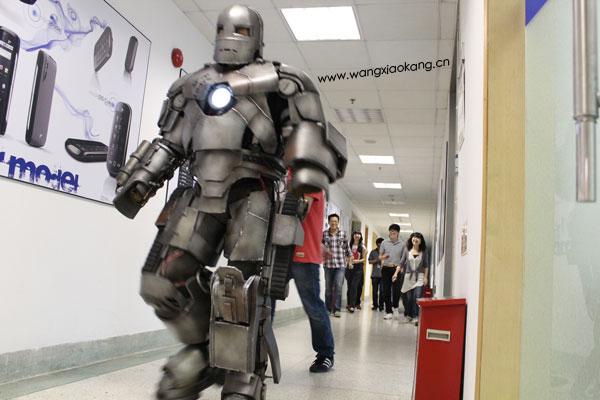 Il vient au bureau avec une armure Iron Man