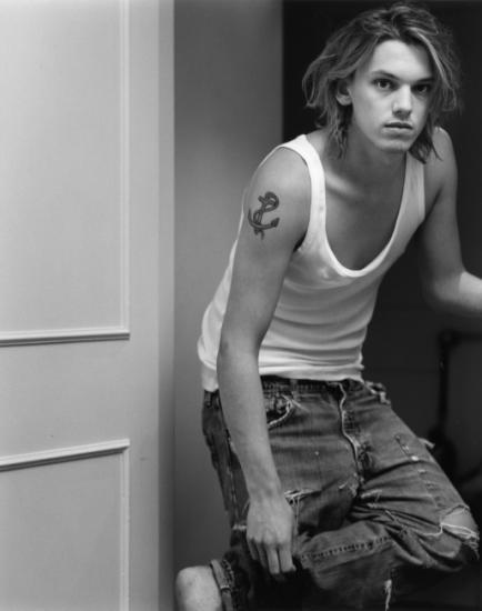 Jamie Campbell Bower a de jolies petites fesses ;-)