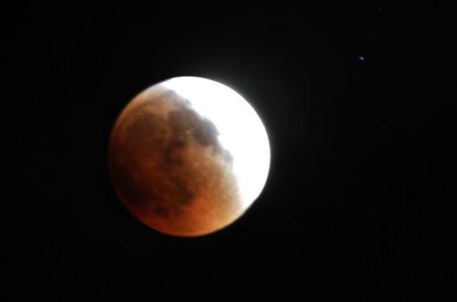 L'éclipse lunaire vue à Gaza, en Palestine