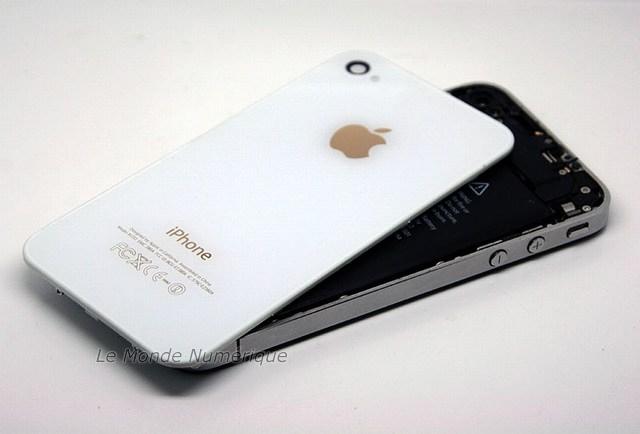 Une coque iPhone 4 avec le logo Apple en Or 24K, pour donner encore plus de classe à votre mobile