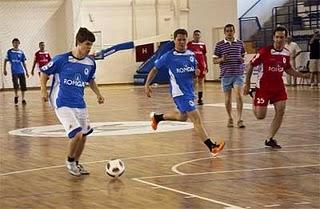 Echecs en Roumanie : Magnus Carlsen (2815) attaque également au football © ChessBase