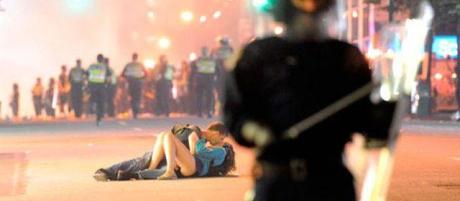 La photographie buzz du moment : Un couple qui fait l’amour pendant une émeute