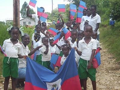 Des enfants d'une école rurale haitienne celebrant le 207...