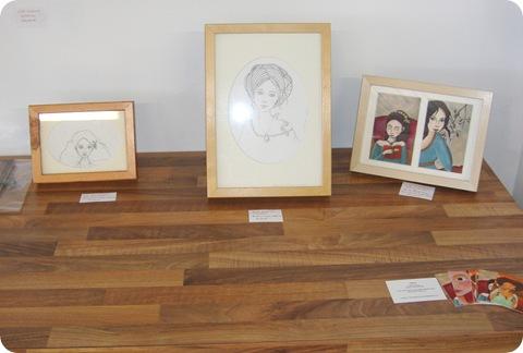 Une jeune fille, un oiseau et une exposition… merci!