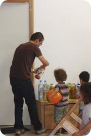 Une jeune fille, un oiseau et une exposition… merci!