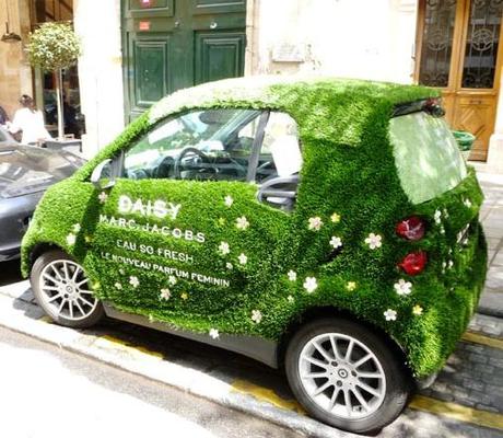 Ovni vert dans les rues de Paris