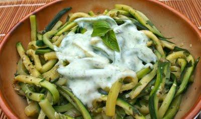 SPAGHETTIS DE COURGETTES AU BASILIC