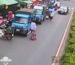 vidéo taiwan femme reversée voiture
