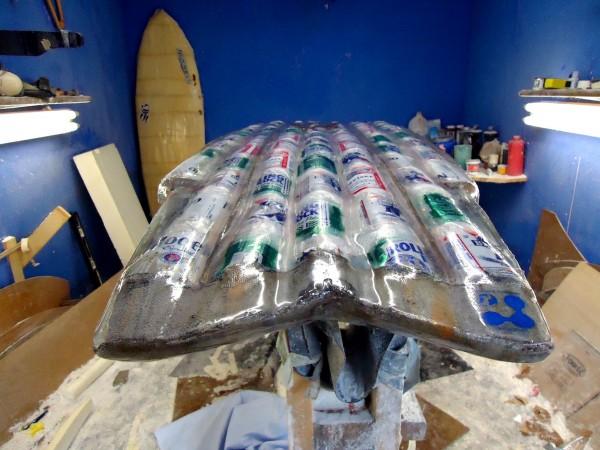 surf 600x450 Une planche de surf faite de 72 canettes de bière