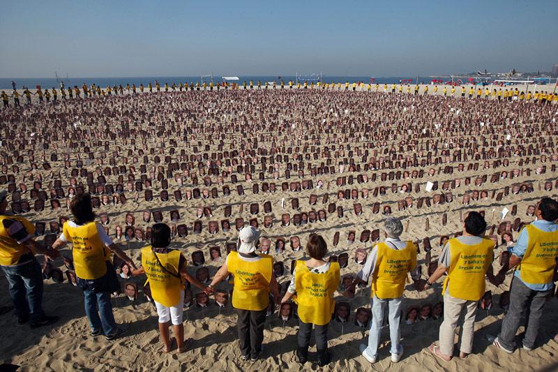 Bondée. Ils ont manifesté en masse sur la plage de Copacabana à Rio de Janeiro, dimanche 19 juin. Des centaines de personnes se sont rassemblés pour demander aux autorités iraniennes de libérer sept prisonniers brésiliens accusés d'espionnage pour Israël et condamnés à 20 ans en prison. 