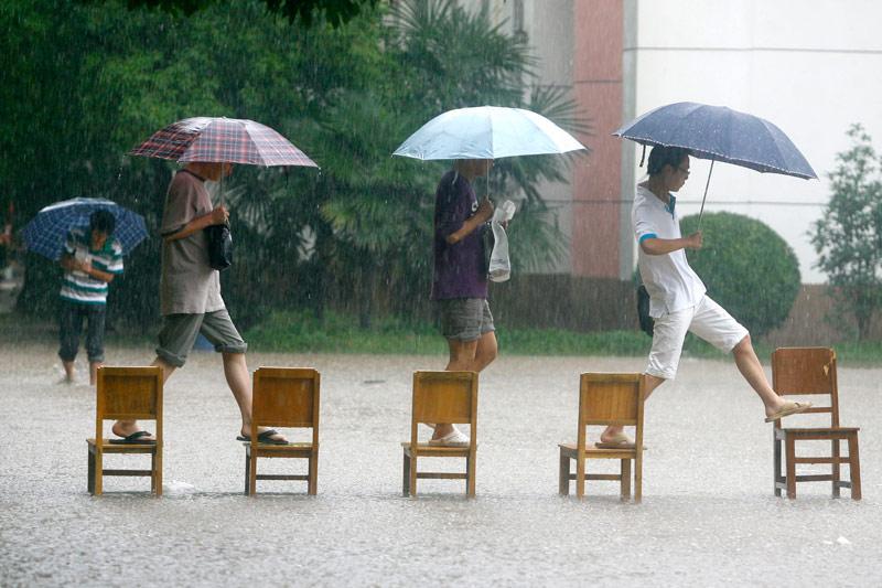 Sous l’eau. La Chine ne connait pas de répit sur le front des inondations. Les régions du centre et du sud du pays touchées par des averses torrentielles depuis le 9 juin dernier, se préparaient ce lundi à subir de nouvelles fortes précipitations. Ici à Wuhan, dans la province du Hubei, les habitants essaient de se frayer un chemin le long d’une rue inondée. Au total, près de 170 personnes seraient décédées, selon un premier bilan provisoire. 
